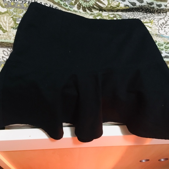 Flowy Black Short Skirt - Picture 3 of 3